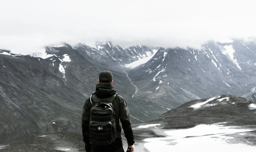 Le survivalisme en montagne : une tendance entre préparation et aventure