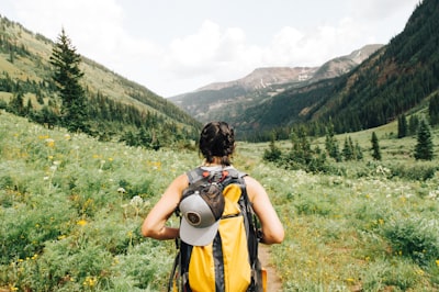 Équipement randonnée femme montagne : guide 2026 par morphologie