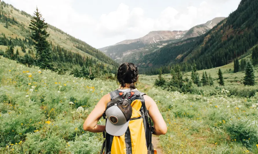 Équipement randonnée femme montagne : guide 2026 par morphologie