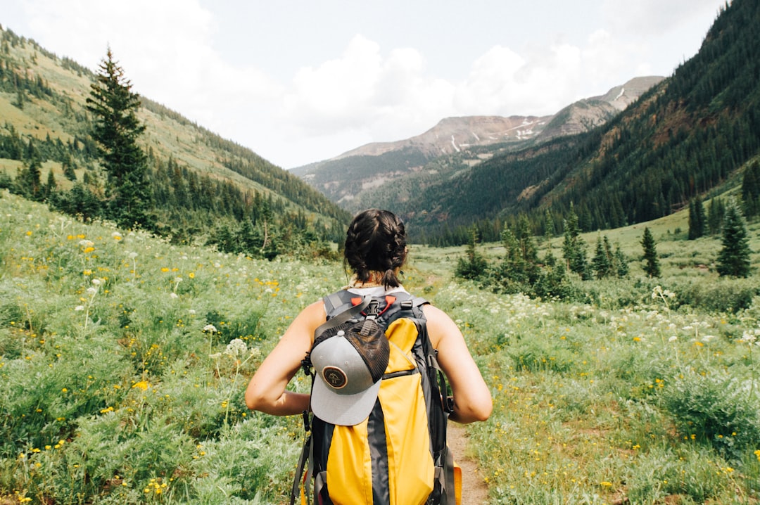 Équipement randonnée femme montagne : guide 2026 par morphologie